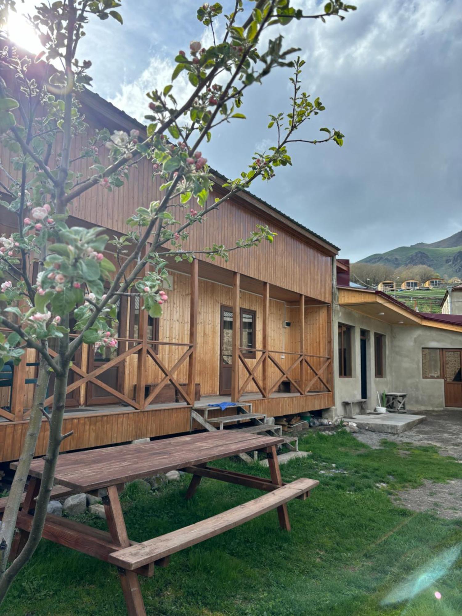 Family Hostel Nika Kazbegi Exteriör bild